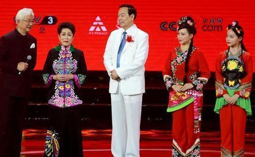 “刘三姐”黄婉秋:捡漏成名嫁小6岁丈夫风雨同舟今77岁怎么样了