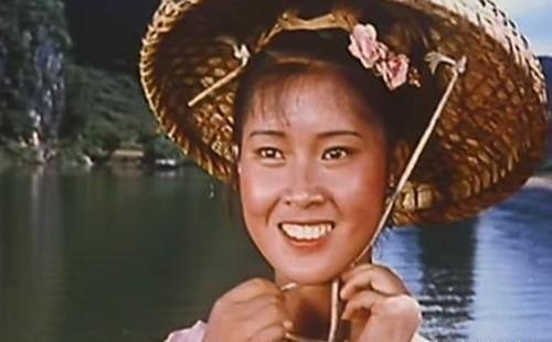 “刘三姐”黄婉秋:捡漏成名嫁小6岁丈夫风雨同舟今77岁怎么样了