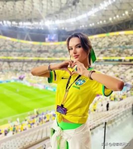 巴西超模安布罗休惊艳亮相世界杯现场,火辣靓丽,少女感十足