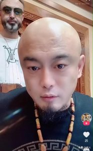 快手上最真实的主播,人称“八卦教授”,从不怕得罪人