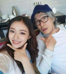 ​林允连续6年为老板周星驰庆生 晒青涩旧照夸赞其“帅气又可爱”