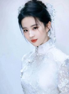 ​刘亦菲一旦穿上旗袍，就是穿越至百年前的古典美人