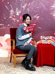 闫妮丝袜穿搭迎接新年!