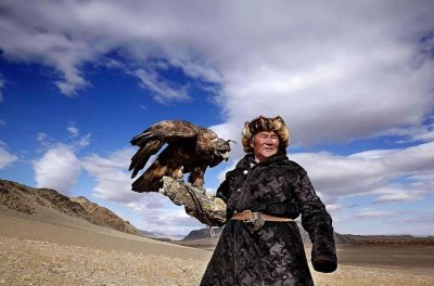 ​熬鹰有多痛苦？人和鹰几天几夜不合眼，只是为了让鹰听话