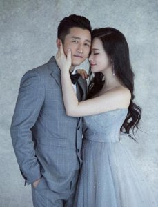 跟邹市明结婚这么些年,拳王媳妇冉莹颖的五官一直在变化