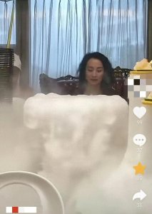 ​汤灿中秋节与大老板、社会名人聚餐，素颜出镜不戴翡翠苍老无气质