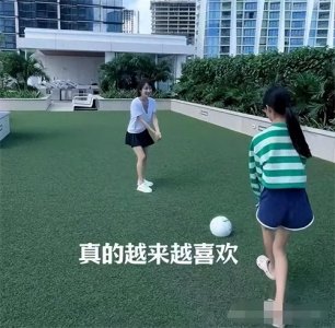 “海藻”李念晒香港豪宅,12岁女儿漂亮高挑,她终于过上理想生活