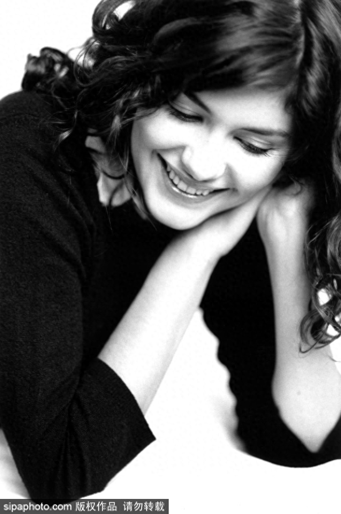 她是精怪古灵的“天使艾米丽”刚出道便走红但生活却一直很神秘