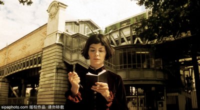 她是精怪古灵的“天使艾米丽”刚出道便走红但生活却一直很神秘