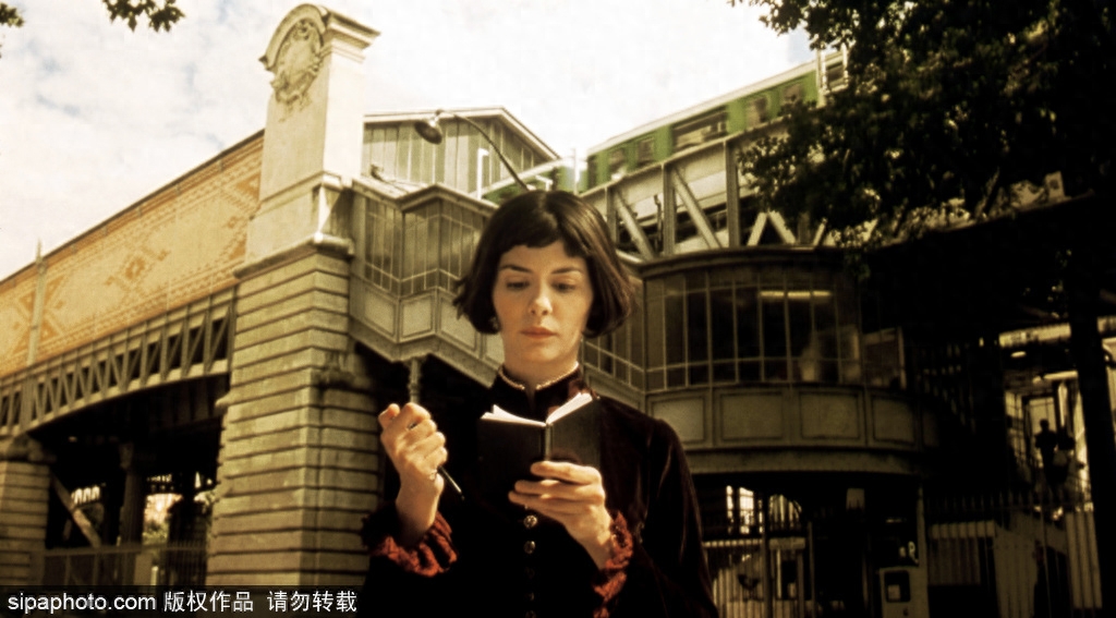 她是精怪古灵的“天使艾米丽”刚出道便走红但生活却一直很神秘