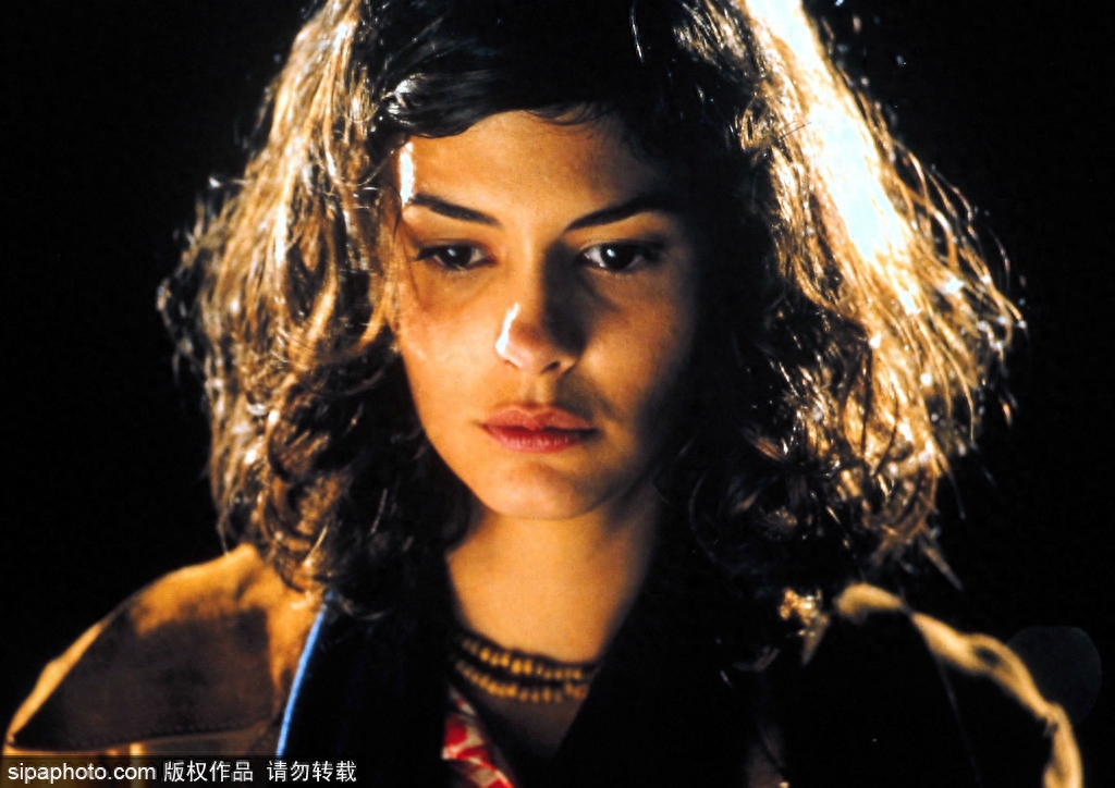 她是精怪古灵的“天使艾米丽”刚出道便走红但生活却一直很神秘