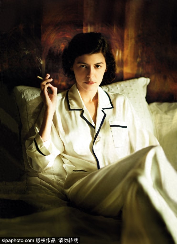 她是精怪古灵的“天使艾米丽”刚出道便走红但生活却一直很神秘