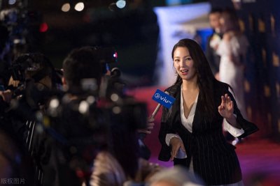 把情绪写在脸上的人,不是直率,而是情商低