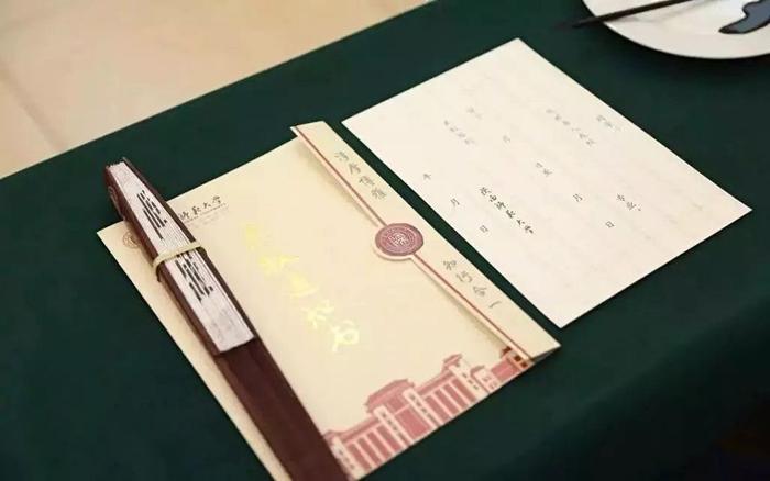 清华大学又双叒火了!一张录取通知书惊艳到哭!网友:买一张行不