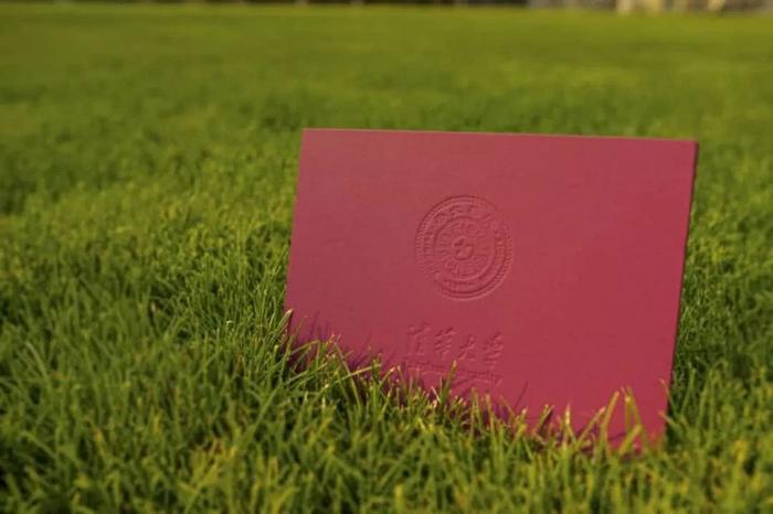 清华大学又双叒火了!一张录取通知书惊艳到哭!网友:买一张行不