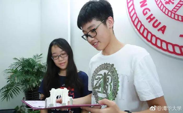 清华大学又双叒火了!一张录取通知书惊艳到哭!网友:买一张行不
