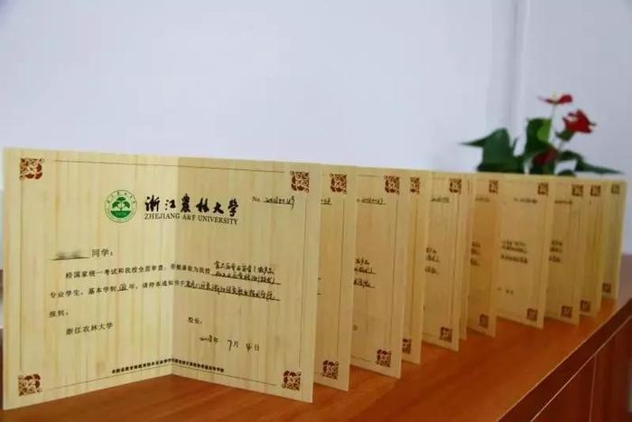 清华大学又双叒火了!一张录取通知书惊艳到哭!网友:买一张行不