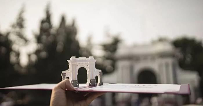 清华大学又双叒火了!一张录取通知书惊艳到哭!网友:买一张行不