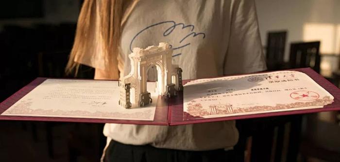 清华大学又双叒火了!一张录取通知书惊艳到哭!网友:买一张行不