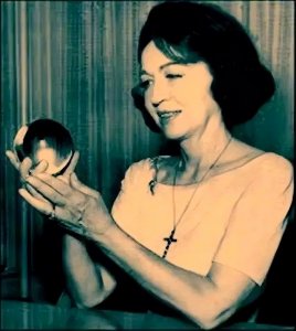 美国最著名预言家珍妮,对2022年再次做出3大预言,真的可信吗?