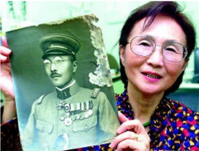 东条英机被绞死,伏法前留遗训:3子遵守数年,却被孙女打破