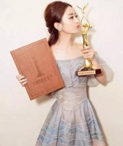 ​赵丽颖获“尖叫女神”荣誉，农村女孩逆袭白富美！