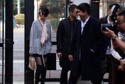 ​李亚鹏近况曝光,头发浓密面色红润状态佳,与美貌孕妇约会心情好