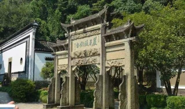 放下功名,便可超脱,东汉著名的严光先生就是一个不慕名利的大隐