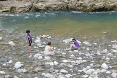 ​实践证明，“摸着石头过河”是完全正确的！