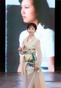 ​赵雅芝喜迎生日，神采飞扬仍是不老女神，跟叶童似两辈人