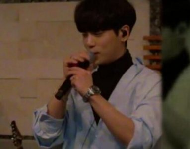 ​珉豪替钟铉领奖粉丝纷纷泪目：金钟铉是谁为什么会自杀？