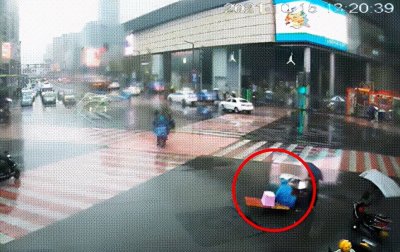 ​湖南长沙拾荒残疾老人，雨天在车流中独行，女孩的举动太暖了