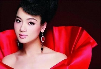 46岁民歌天后陈思思:事业巅峰期与师鹏结婚生女,如今气质依旧