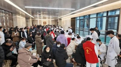 ​张伯礼院士携中医名家齐聚三门峡市义诊 助力百姓健康