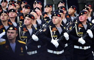 ​穿海魂衫的“精锐毛子”？俄军落入火力陷阱，海军步兵悲壮冲锋