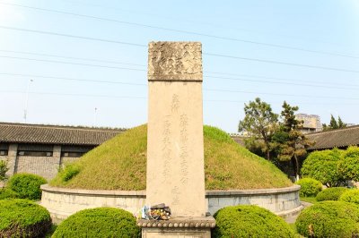 1958年,李鸿章尸骨被人挖出,挂在拖拉机后面拖行羞辱