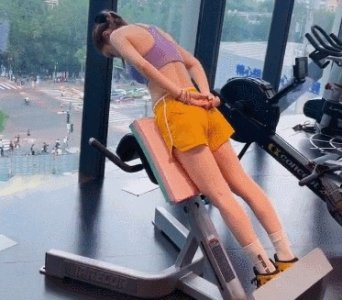 ​李小璐身穿“连体丁字裤”热舞，大量艳照被疯传，网友：不知羞耻