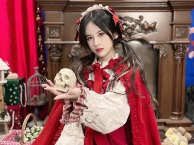 ​杨清柠王乐乐再同框，一家三口拍全家福，网友喊话心疼毛宸宸