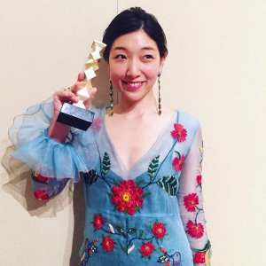 ​安藤樱荣膺日本“双料影后”，《热辣滚烫》引争议