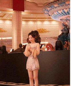 ​笑抽了！冯提莫成都秀胸，网友惊呼：审美大冲击