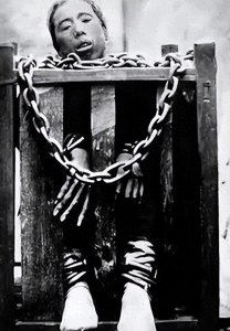 ​20张清朝刑罚老照片:犯人跪在铁索上痛苦万分，女子无法动弹