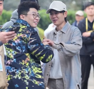 ​德云社孟鹤堂、周九良央视录节目，现场照曝光，真不愧是神仙搭档