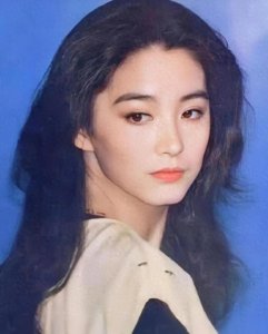 ​47岁黄奕现状：事业尽毁，独自带娃，她是怎么把一手好牌打烂的？