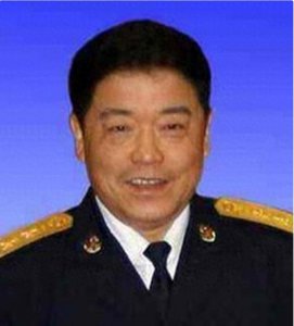 ​海军副司令长期在外指挥舰载机训练貌如老农，回总部后被卫兵拒入