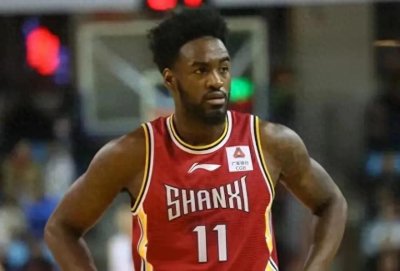 ​CBA弱旅裁场均25+超巨，反签两年遭7队退货的“废铁”外援