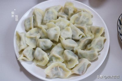 ​韭菜饺子这样调馅，鲜嫩又多汁，偶尔吃一次，开胃又解馋