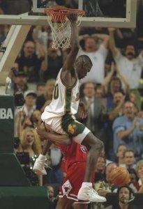 ​NBA纪实连载57：打球最暴力的大前锋雨人坎普，乔丹眼中最硬大前