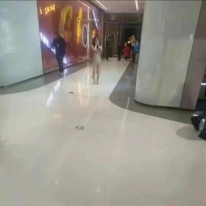 ​【离奇事件】武汉商场惊现女子裸奔，网友惊呼：这操作太离谱！