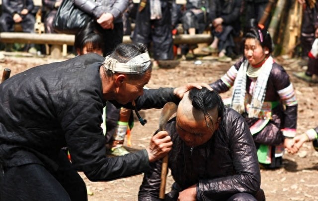 中国唯一一个允许持枪的部落:岜沙苗寨