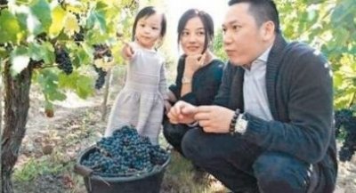 ​赵薇19年前差点嫁给了他，如今赵薇嫁给黄有龙，他成了三个孩子爸